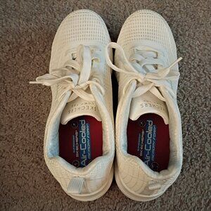 NWOT Sketchers air cooled memory foam slip resistant sneakers